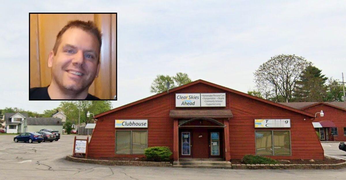 这事儿听着真是又气又难受。美国一个41岁有智力障碍的男的，叫詹姆斯，活活被自己肚