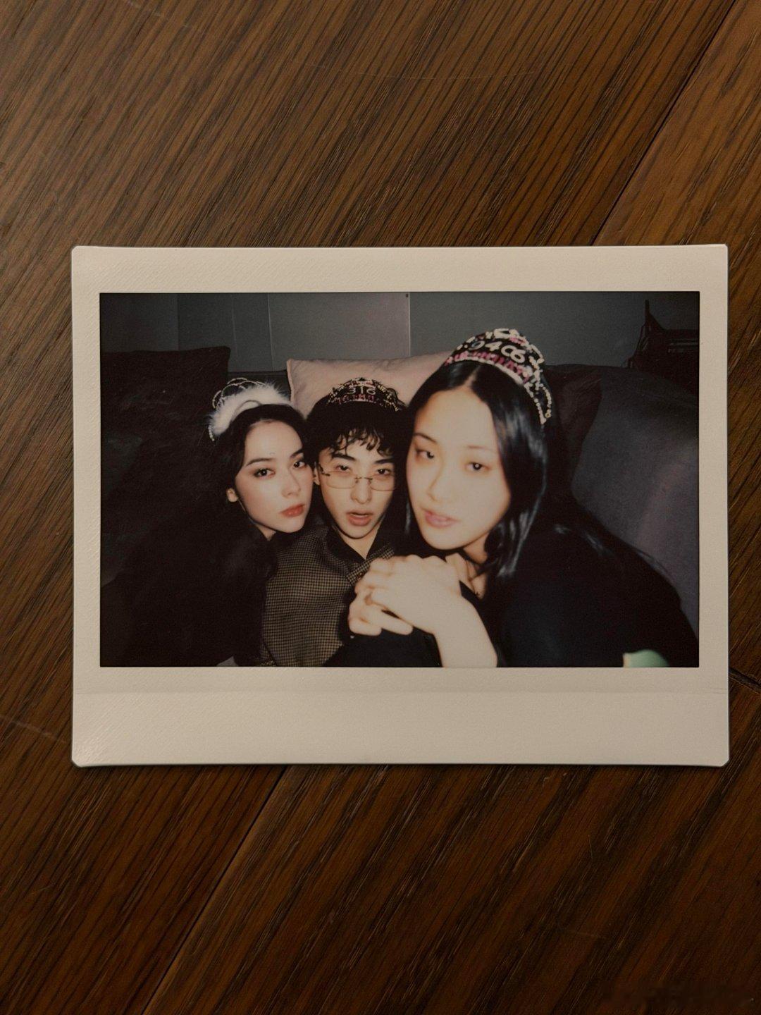 恩利生日晒庾澄庆米粒合照恩利庆生文案好有态度，晒出和庾澄庆、米粒的合照，一家人同