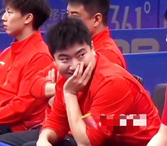 梁靖崑竟然做起了场外指导，
这也是极其罕见的一幕，
想想就觉得好玩。

多哈球星