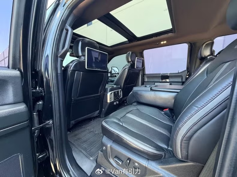 说这货是皮卡界的MPV应该不过分吧？注意看，它是“三排半”结构，所以实际上有四排