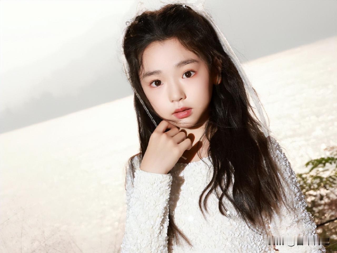 星三代韩子萱低调试水短剧被吐槽长相难看，老艺术家支持引发质疑，未来路在何方。
最