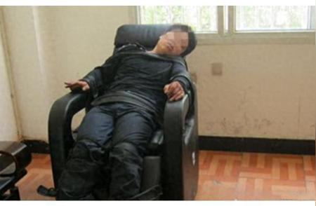 吉林一女子趁丈夫喝醉将他绑起来，给他注射了6瓶兽药致其死亡。案发后，邻居却纷纷为