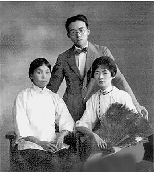 “我的母亲是个极其无能又爱管闲事的女人，而且她还是天下最没有耐性的人。我的妈妈将