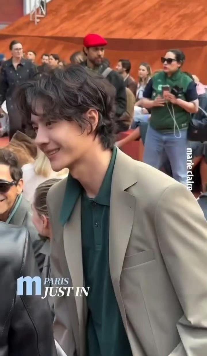 我甚至觉得王一博这张帅的可以封为今年之神了
笑起来眼睛亮晶晶的，要不要这么帅啊[