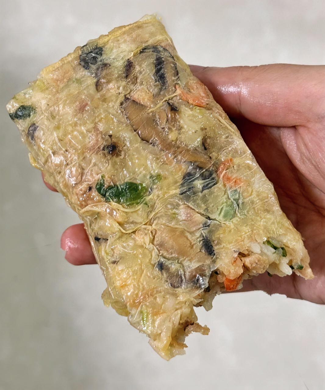 在潮汕，一张腐皮可以卷万物，芋头丝，萝卜丝，肉碎白菜豆芽，然后这个是叫什么[捂脸