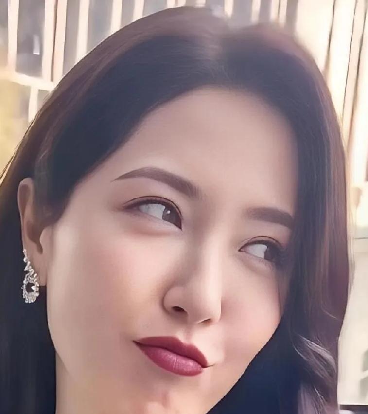 终于明白曾黎为啥至今未婚了，不是没人喜欢她的身材，而是今年她已经49岁了，却还是