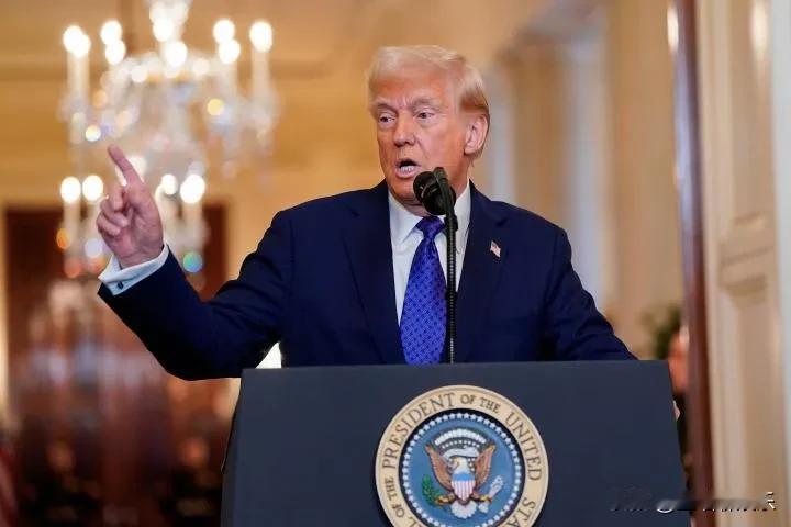 特朗普计划将30000万名非法移民运送到关塔那摩监狱。
他今天签署了行政命令要求