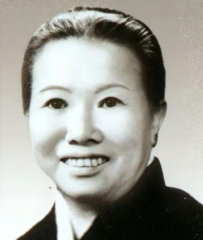 父亲是李德，母亲开国大校！混血儿隐居长沙当了几十年没人知道来历的普通职工。

一