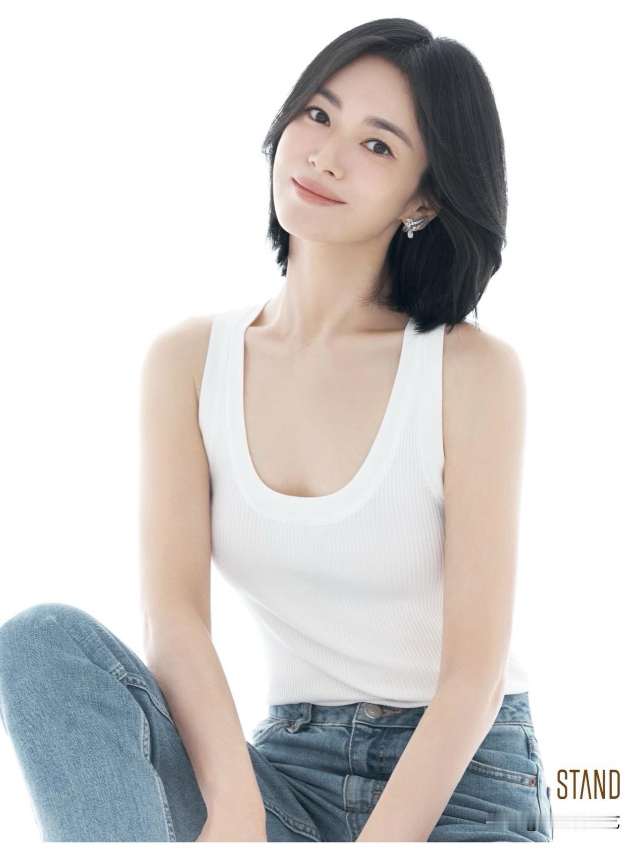 23日，演员宋慧乔在自己Instagram上传了多张照片。照片中，宋慧乔一改往日