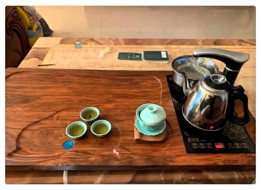 我儿子本科开学三天，每天的消息就像连珠炮，看得我心里五味杂陈。

宿舍里别人都配