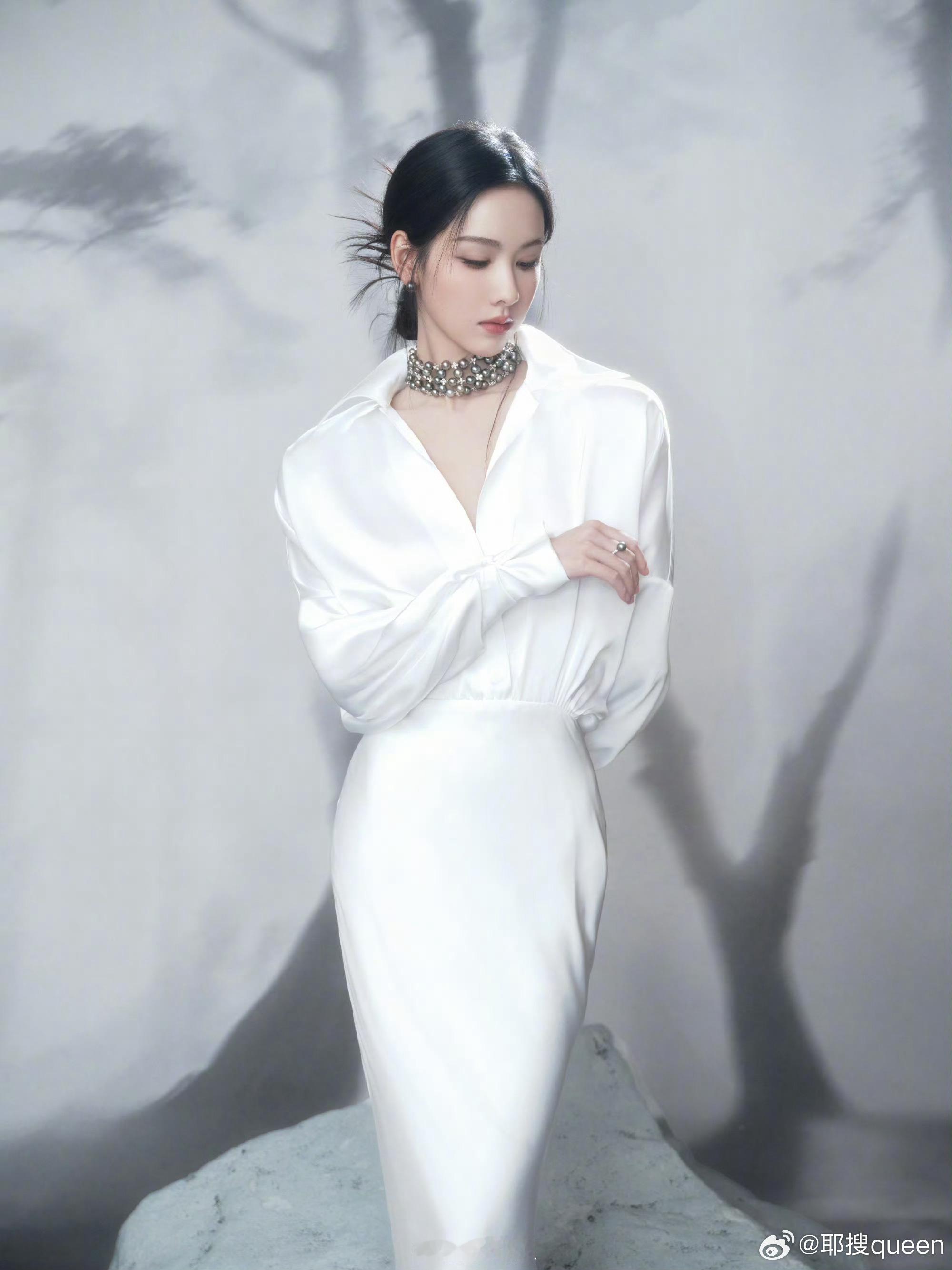 谁懂陈都灵这套白裙造型的含金量！清冷气质配上珠饰颈链，每一帧都美到失语，姐姐的颜