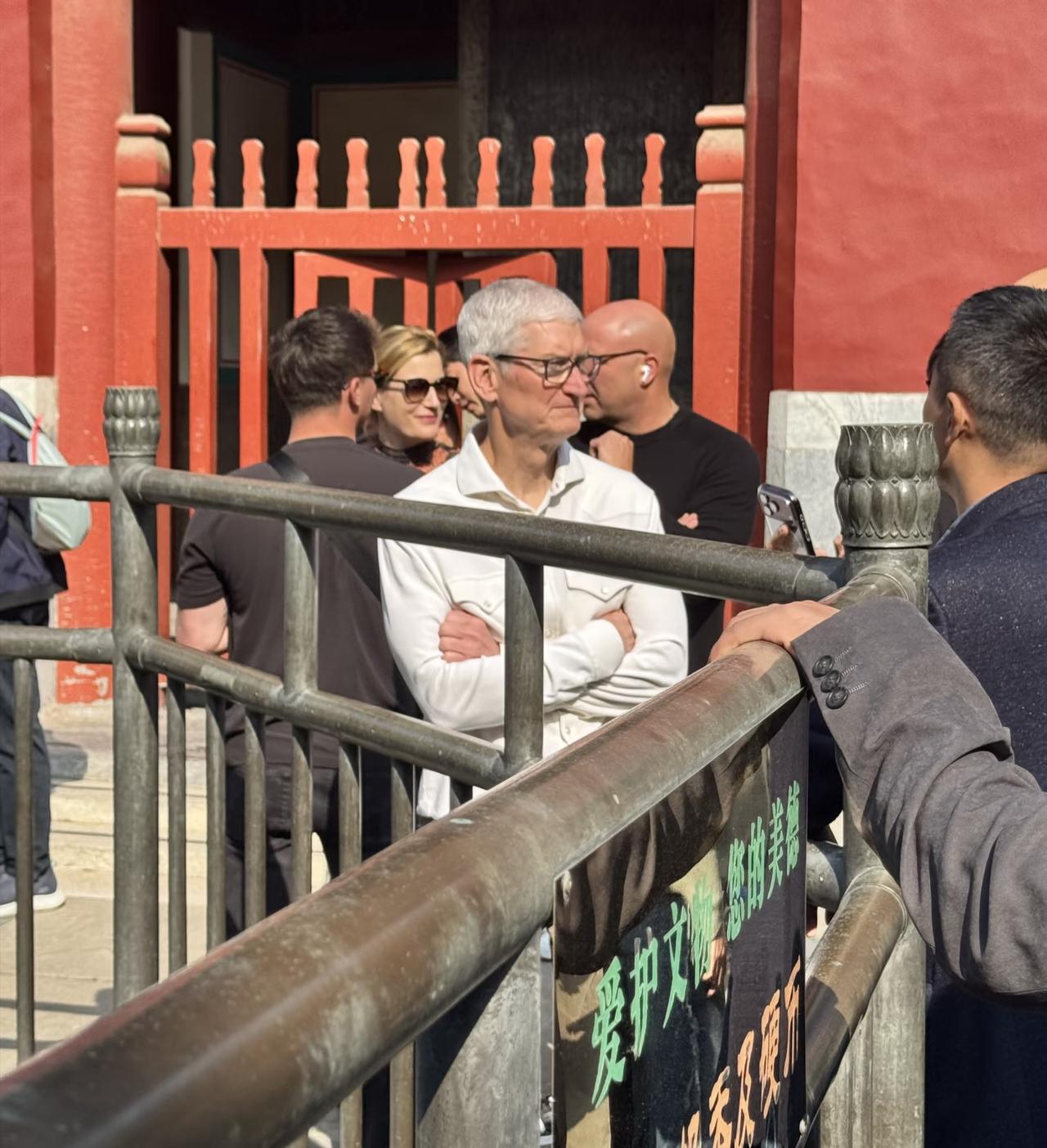 65岁库克在北京雍和宫游玩被偶遇，他穿着一件白色衬衫，戴着眼镜，满头白发苍苍了。