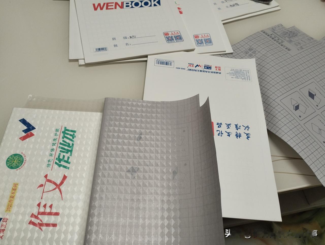 为啥要给本子包皮？咱就说包书皮也是再正常不过的事情了，因为书不是一次性消费品，适