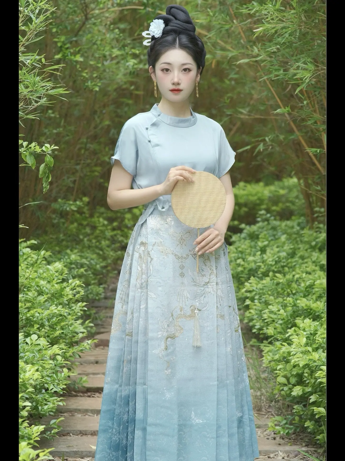 江南淡淡雨潇潇，暮暮复朝朝。