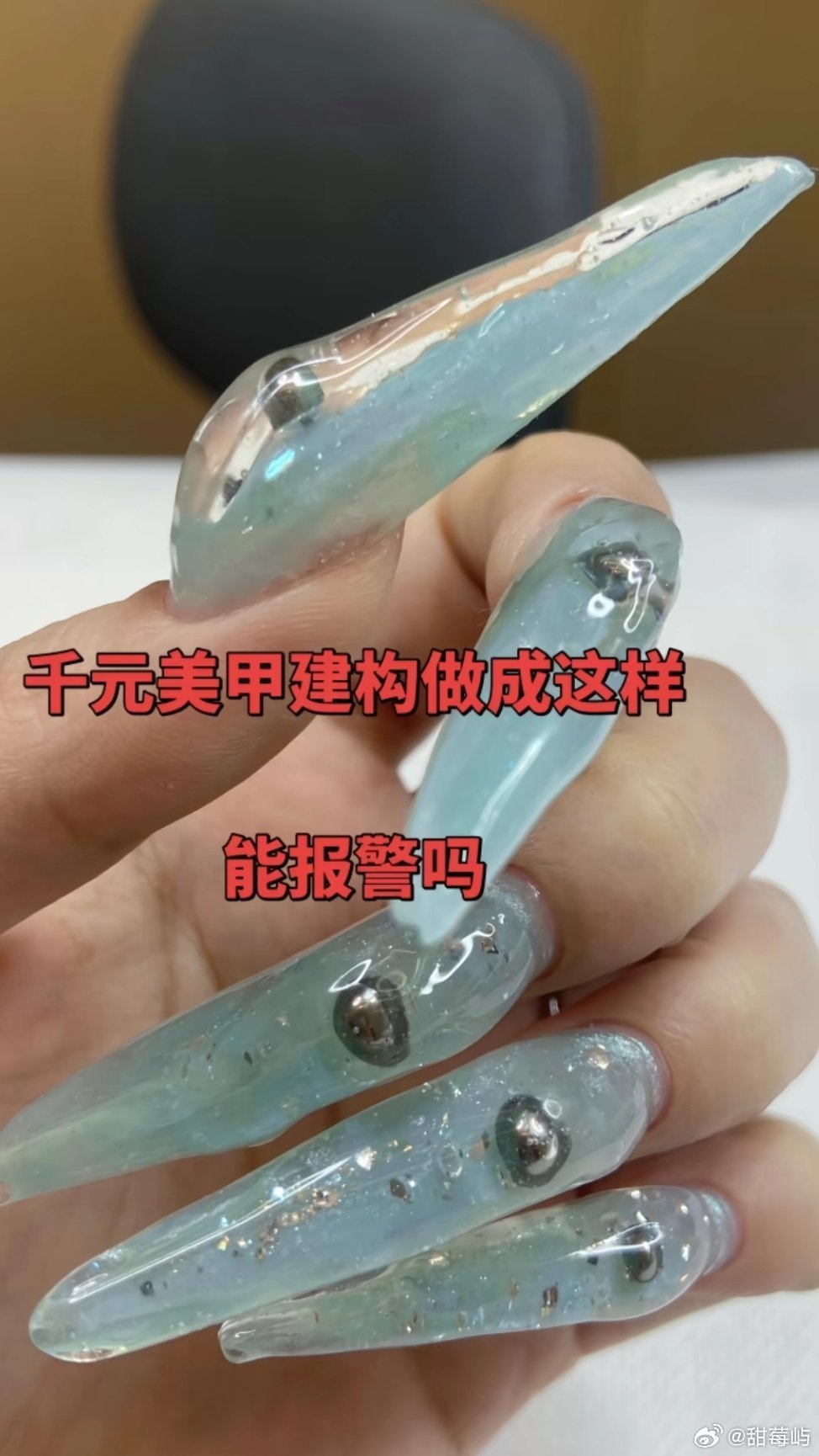 黄灿灿370元做的丑美甲果然世界上不止我一个冤大头，p1自己做的，p2/3是在外
