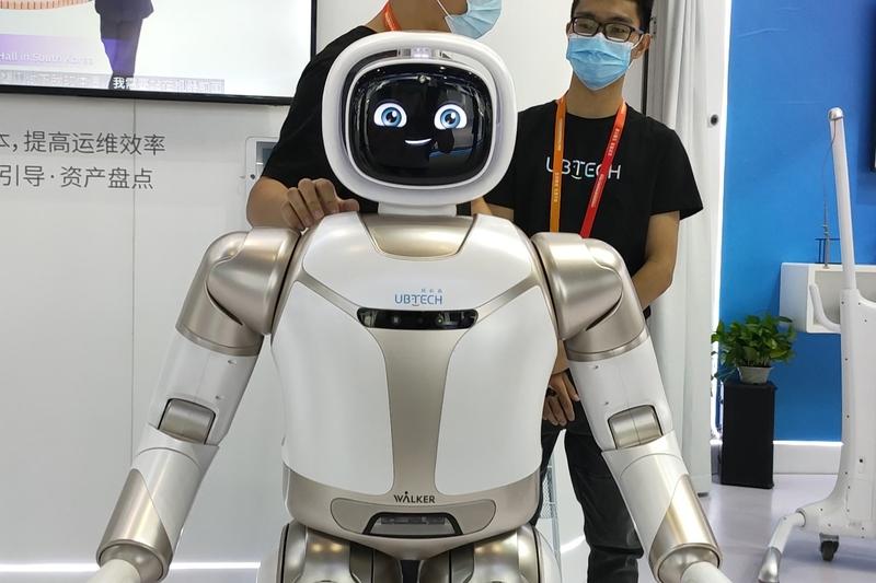 根据AI发展速度，家务机器人在2026年有可能试点性进入部分家庭服务，不大可能大