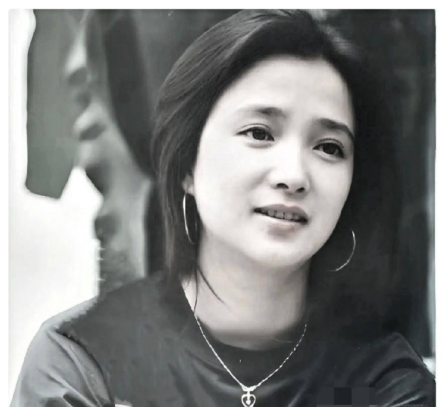 协议里白纸黑字，何晴每月必须陪儿子至少十天。
这哪是离婚协议，这是亲子责任书。