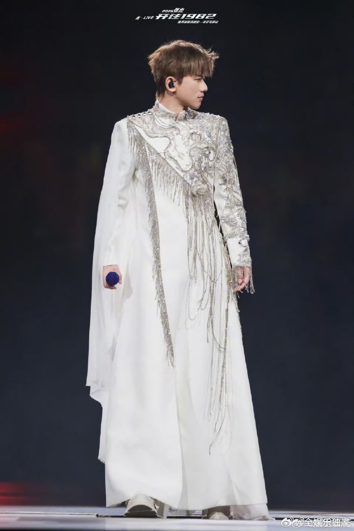 一个字概括张杰鸟巢演唱会张杰鸟巢舞台“燃”穿全场！万人大合唱交织顶级舞美，感染力