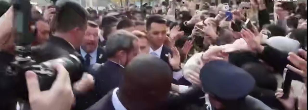 法国总统马克龙走进川大受到川大师生热烈欢迎。

看那现场热火朝天。

话说这地球