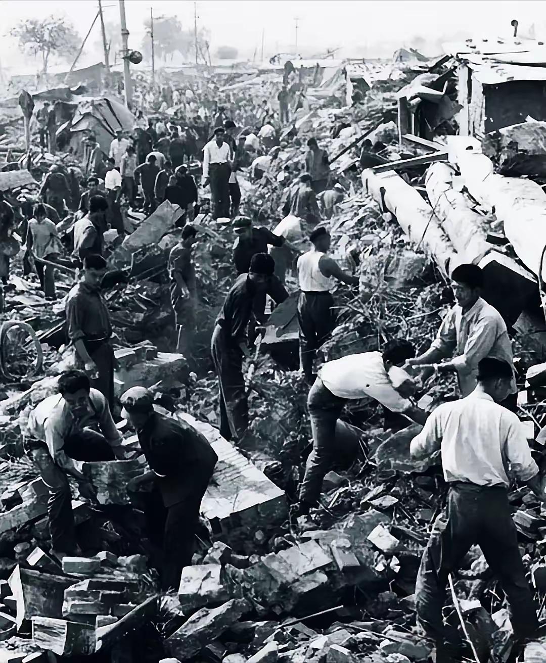 1976年，唐山看守所倒塌，200多名囚犯涌向缺口，狱警握枪的手在抖，他们却转身