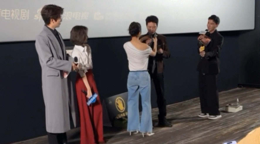 蔡文静帮冯绍峰系领带 剧里没系上的领带在剧外系上了哈[偷笑]观众都也开始整活了，
