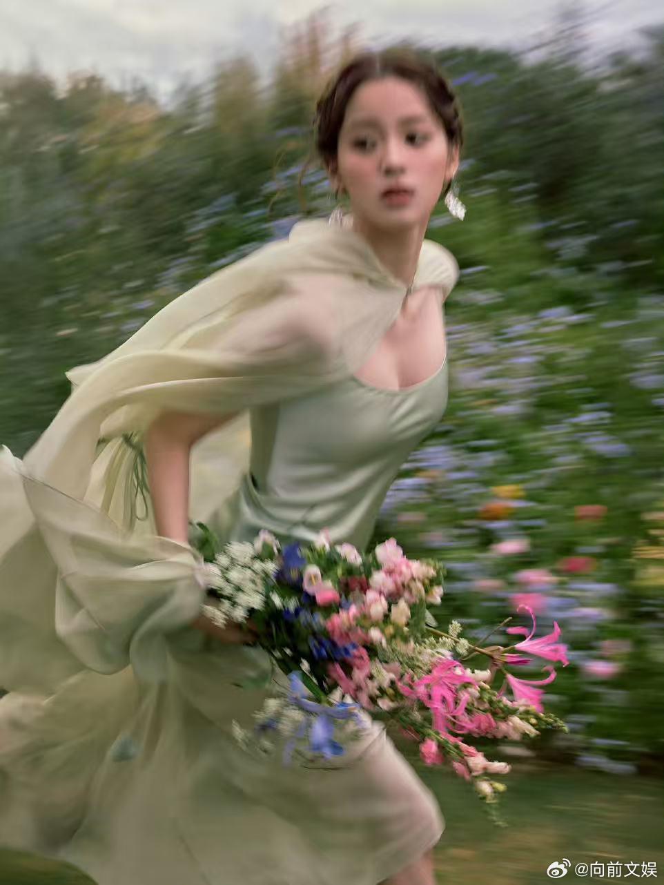 欧阳娜娜vogue出图欧阳娜娜花野间的少女欧阳娜娜花野间的少女，好看，[抱一抱]