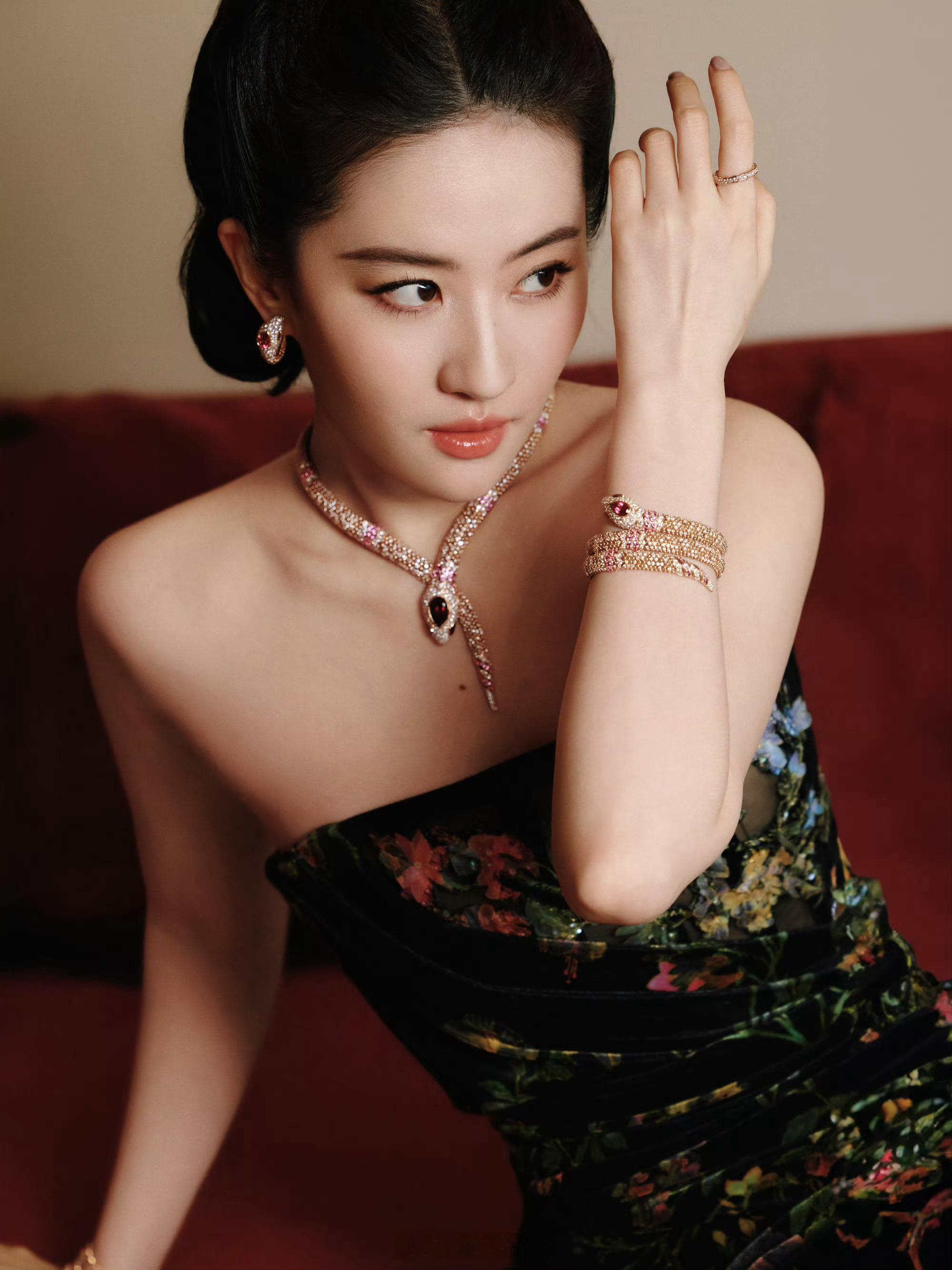 卧槽 刘亦菲美得我一激灵 [憧憬][憧憬][憧憬]天仙就是宝格丽灵蛇女王！！！ 