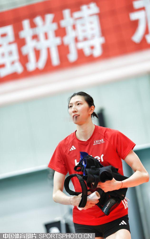 【伤愈归来 吴梦洁期待与队友并肩战斗】8月12日，中国女排在国家体育总局训练局进