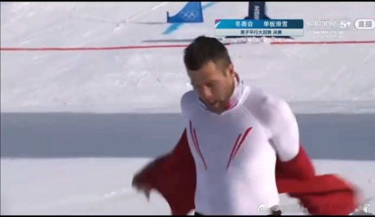 奥地利选手雪场脱衣庆祝夺冠 本杰明·卡尔蝉联冬奥会单板滑雪平行大回转金牌，连续两