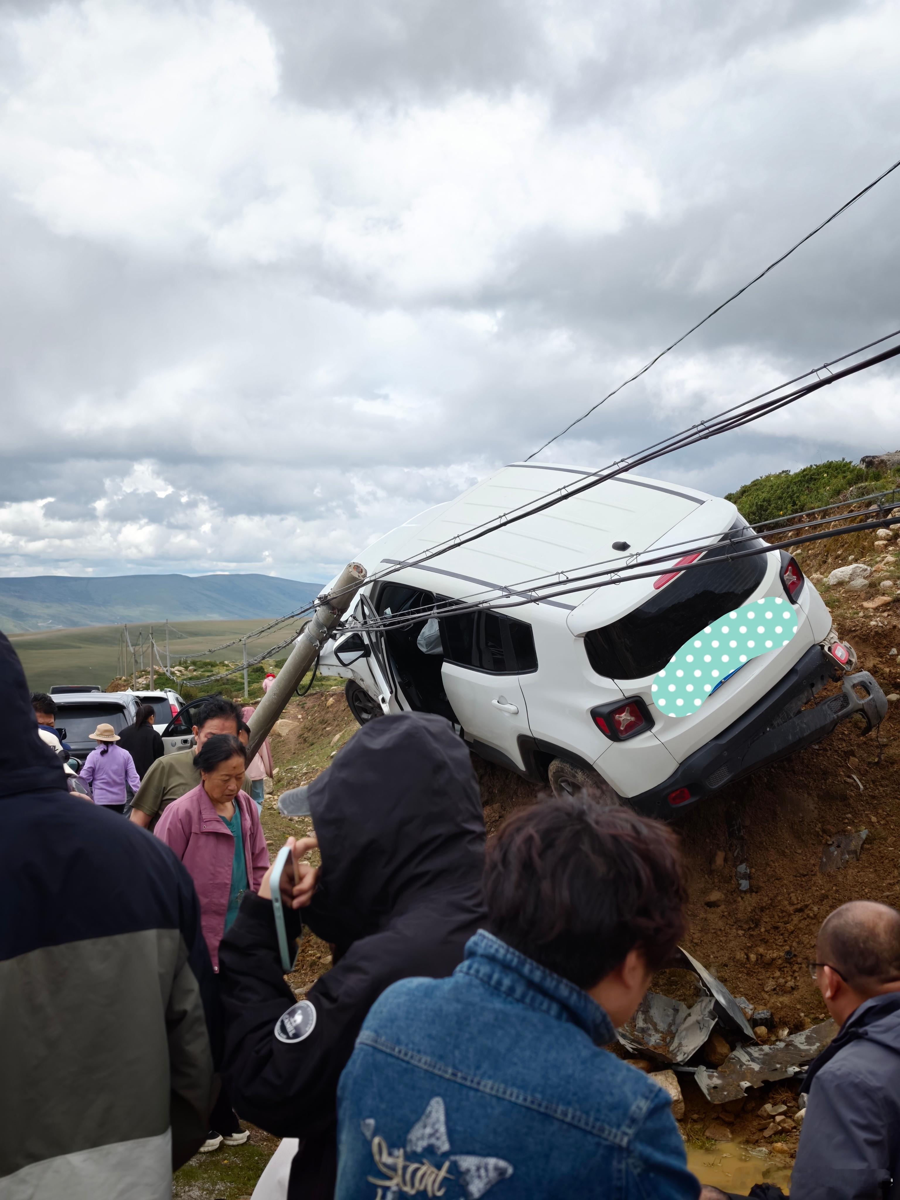 在四川S434省道，一个人打瞌睡，可能是疲劳驾驶，也可能是高反嗜睡犯困(海拔41