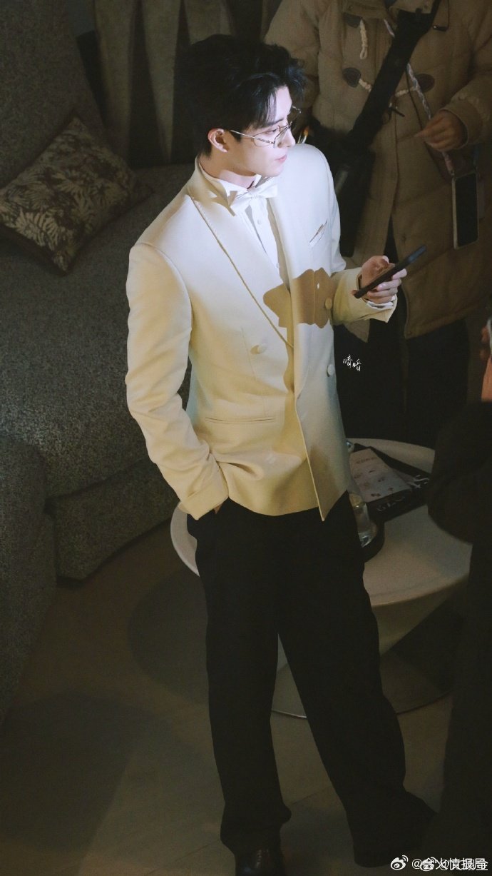 敖瑞鹏v领白西装敖瑞鹏顶级alpha 这个从上到下的俯拍镜头就很妙谁来懂一下，a