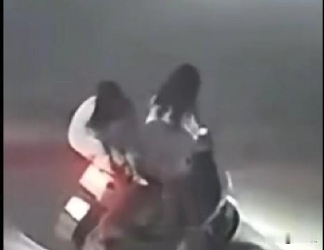 近日，在广东汕头市街头，两名骑着电动车的女生遭遇一条大狗追咬，其中一名女生的跟腱