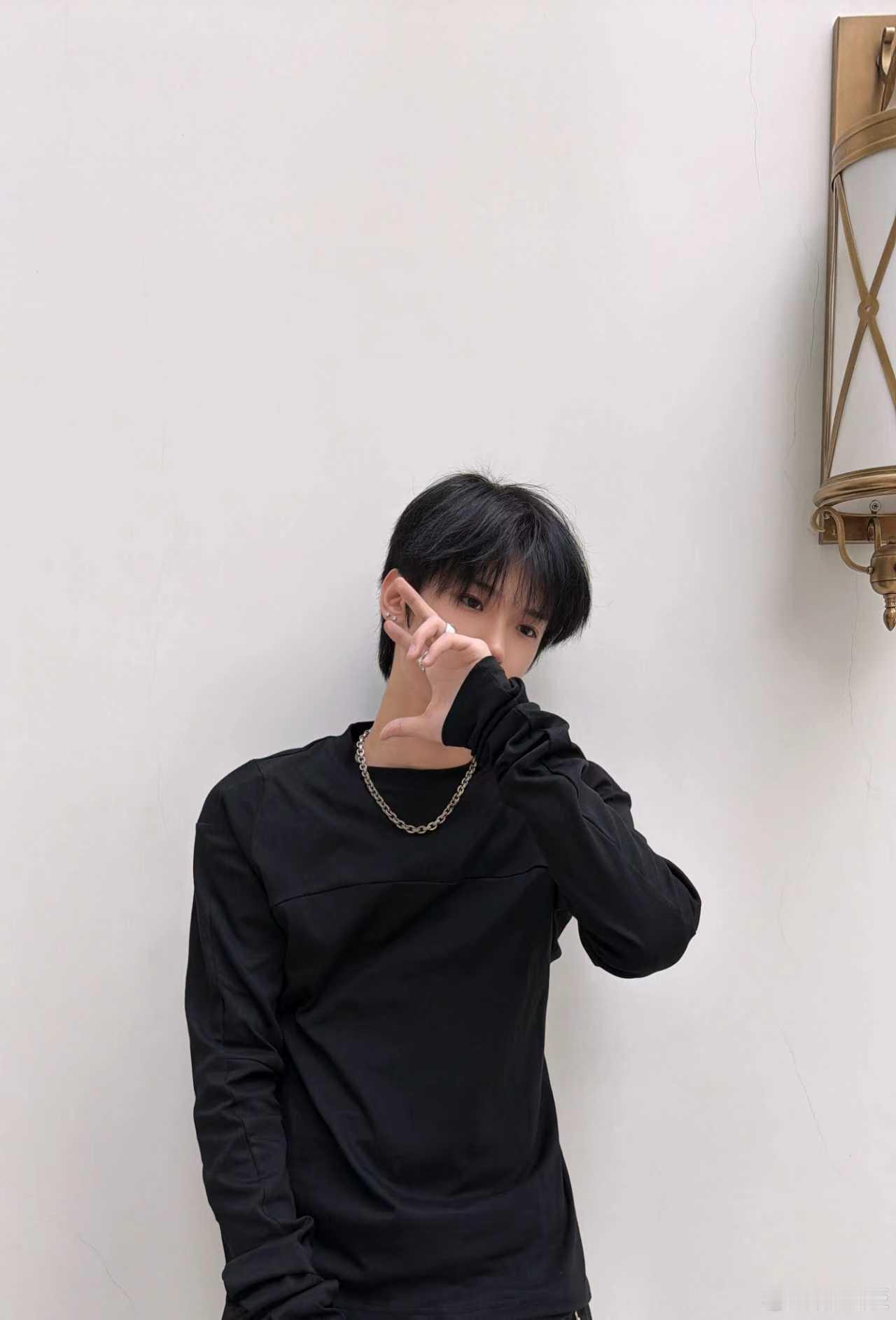 张峻豪用鞋子打电话张峻豪周末早安随拍 张峻豪周末早安随拍来啦！用鞋子打电话也太会