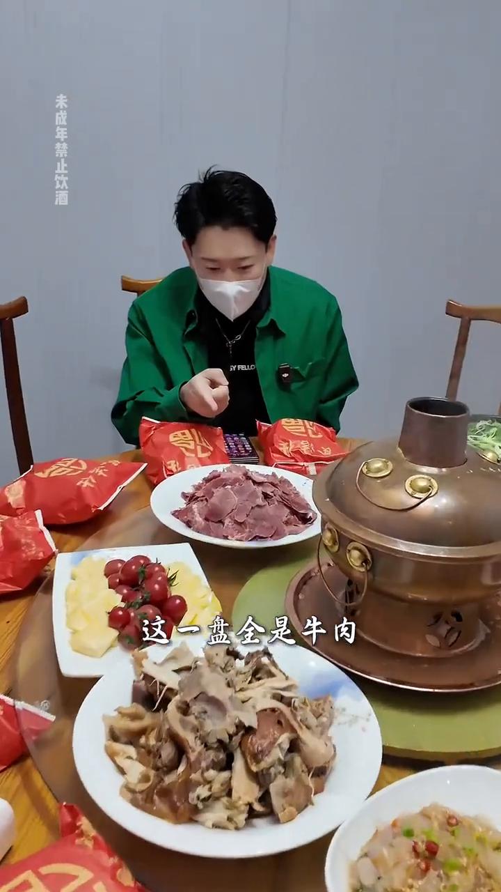 大不大？不知道这是什么东西？今天山西临汾，我徒弟李火源请吃饭。这是火源的表哥，看