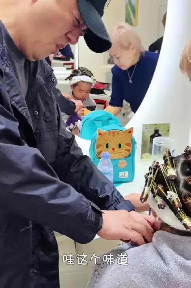 李亚鹏带女儿烫头发，海哈金喜出镜瘦又美！ 