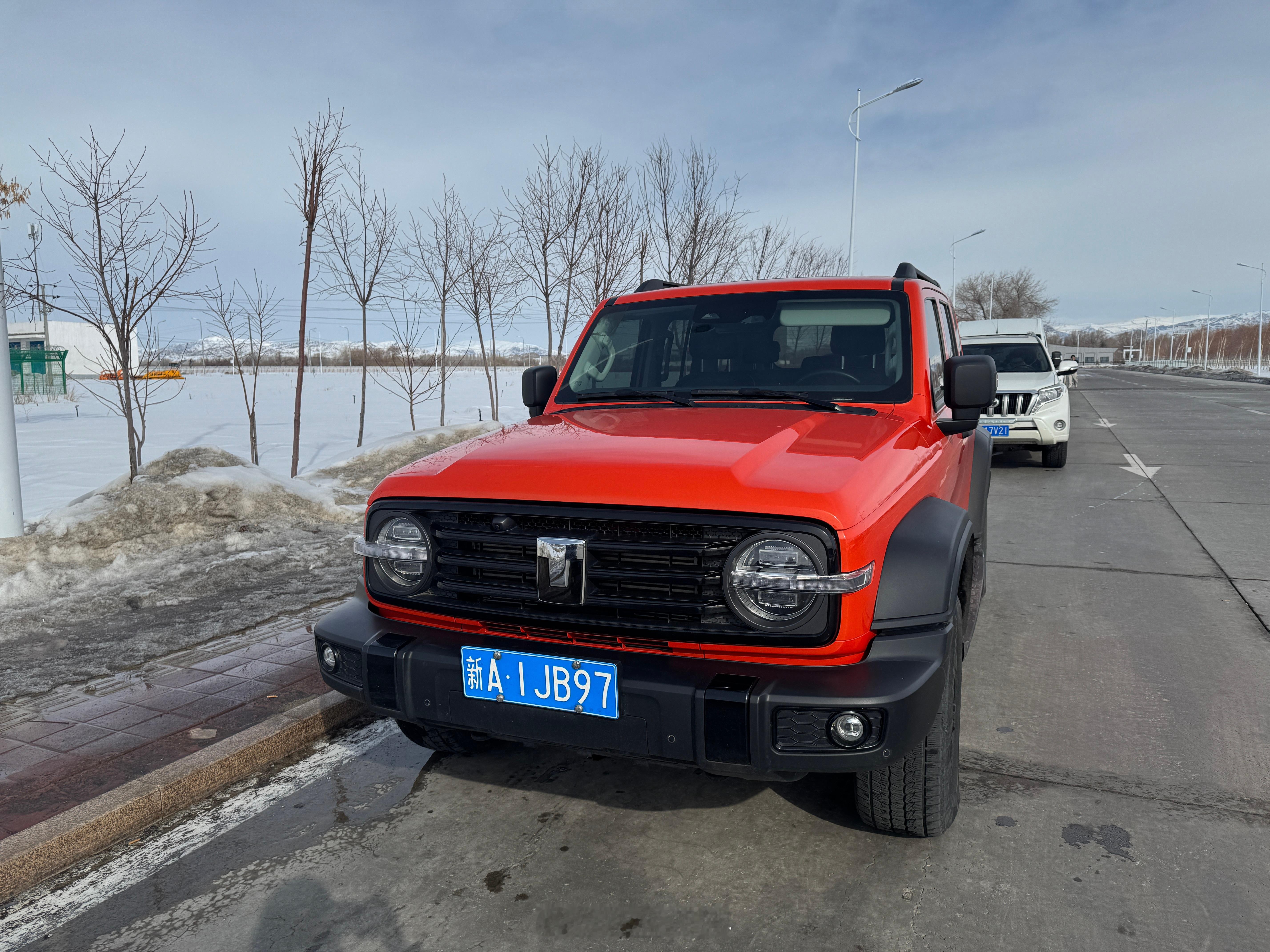 落地租了车，就是想着走一下阿禾公路。结果一直没通车，又预报大雪，罢了罢了。车我扔