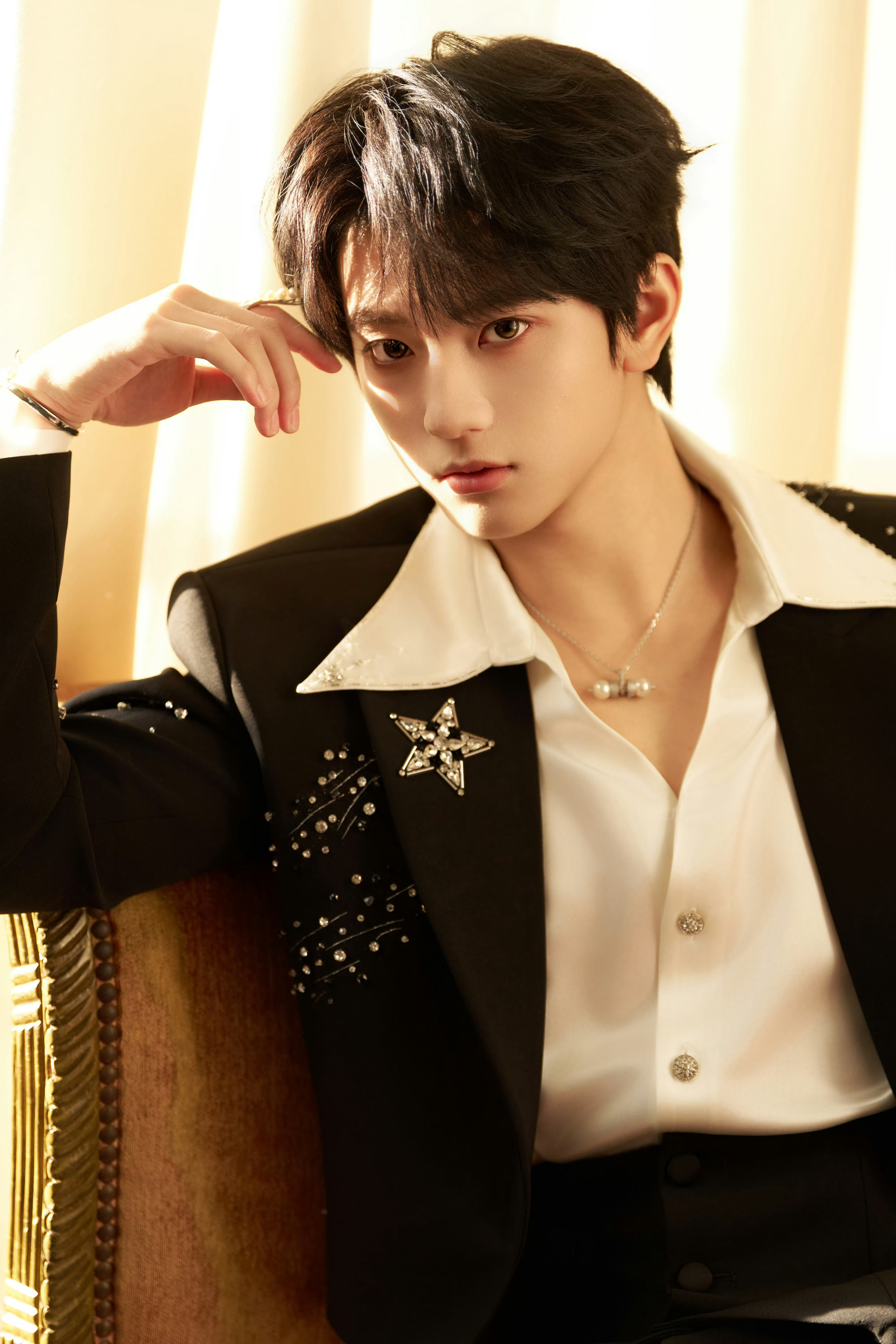 穆祉丞微博之夜出发图好权威的五官🥹豪门贵公子既视感穆祉丞亮钻黑西装穆祉丞又在阿