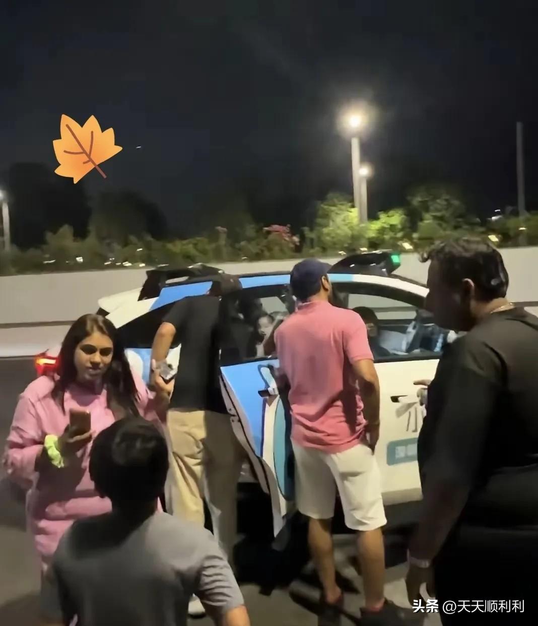 想白嫖？没义务惯着你！一群老外，愣是想把8个人塞进一台限乘3人的无人车里。那种把