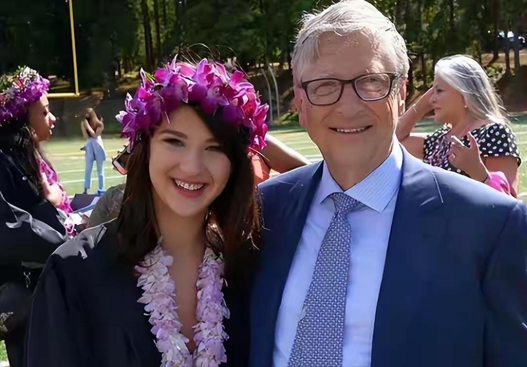 比尔盖茨的小女儿头戴鲜花人娇美，光头造型有个性，这个女孩活得挺自我的。