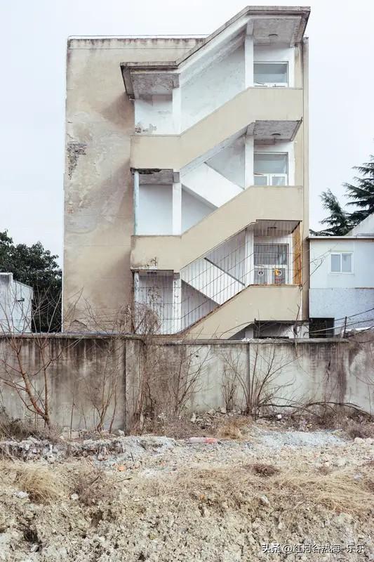 现在楼市的主题，已经从“人人买房”变成了“人人换房”。大家都在想办法把差的换成好