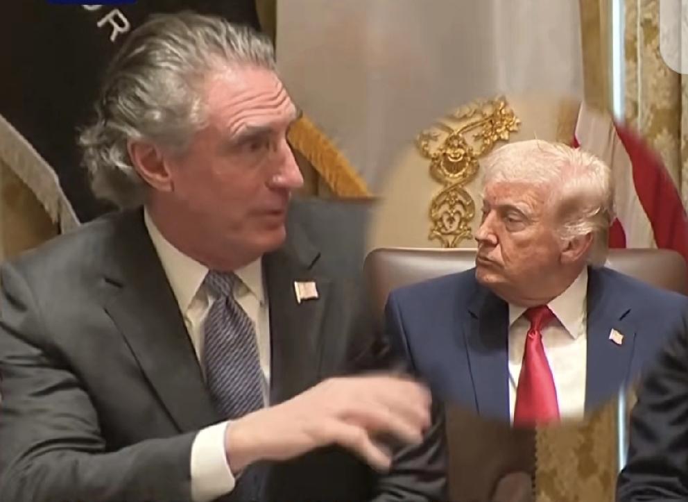 特朗普内阁成员对特朗普肉麻吹捧
       2026年3月26日的一次白宫内阁