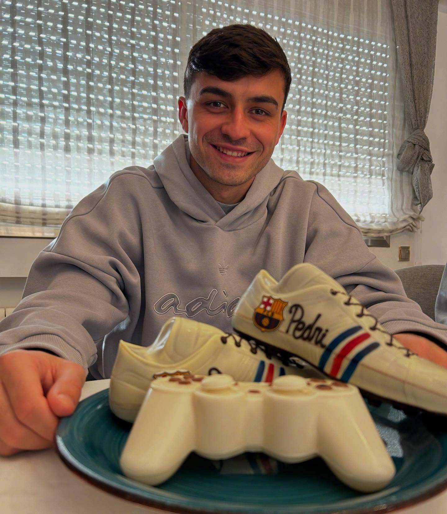 💗久等啦！佩德里的生日POST📱🎂🥰有肉有球有家有巴萨，我们还要和佩宝在