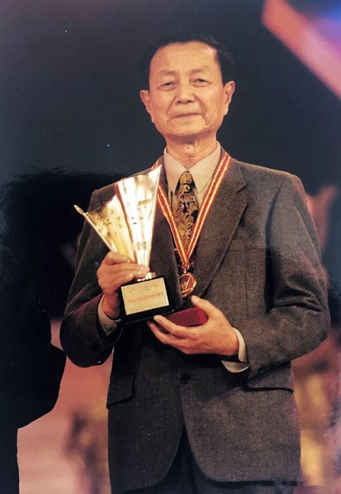 【程嘉炎享年92岁】程嘉炎乒乓裁判界一代宗师2026年7月29日，乒乓球裁判界泰