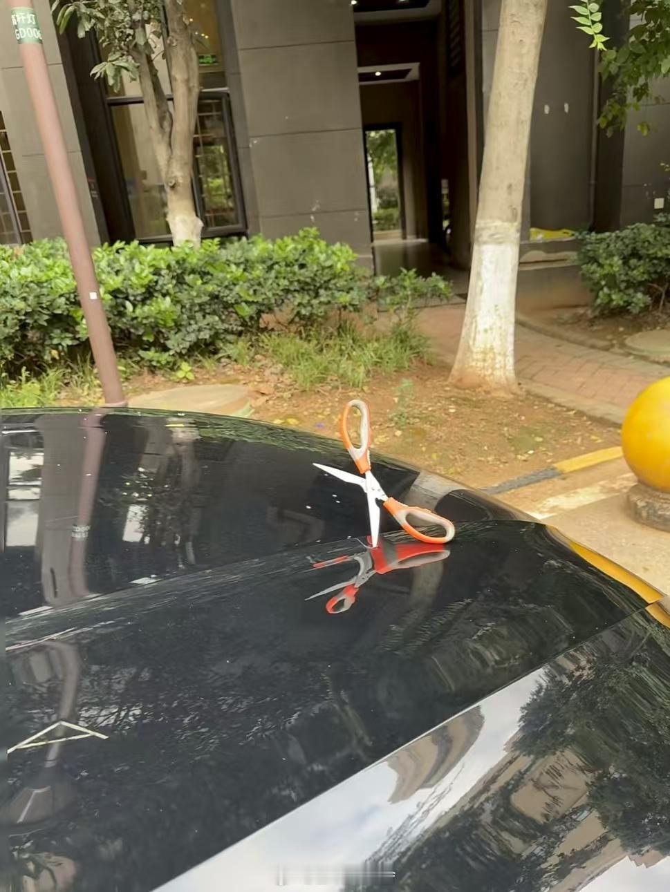 高处掉下来的剪刀钢铁机盖都被扎穿了这要是掉在人身上后果不堪设想大家千万不要高空抛