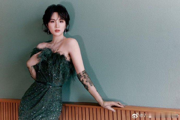 王安宇姚安娜二搭就这么有梗王安宇给姚安娜和烟花拍合照 看他们并肩看烟花时松弛的神