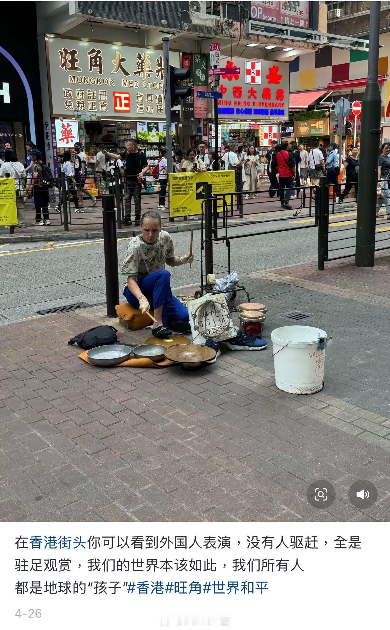 香港旺角西洋菜街，狭小的街道，众多人流，一名外国人在地上摆放锅碗瓢盆霸占了大半条
