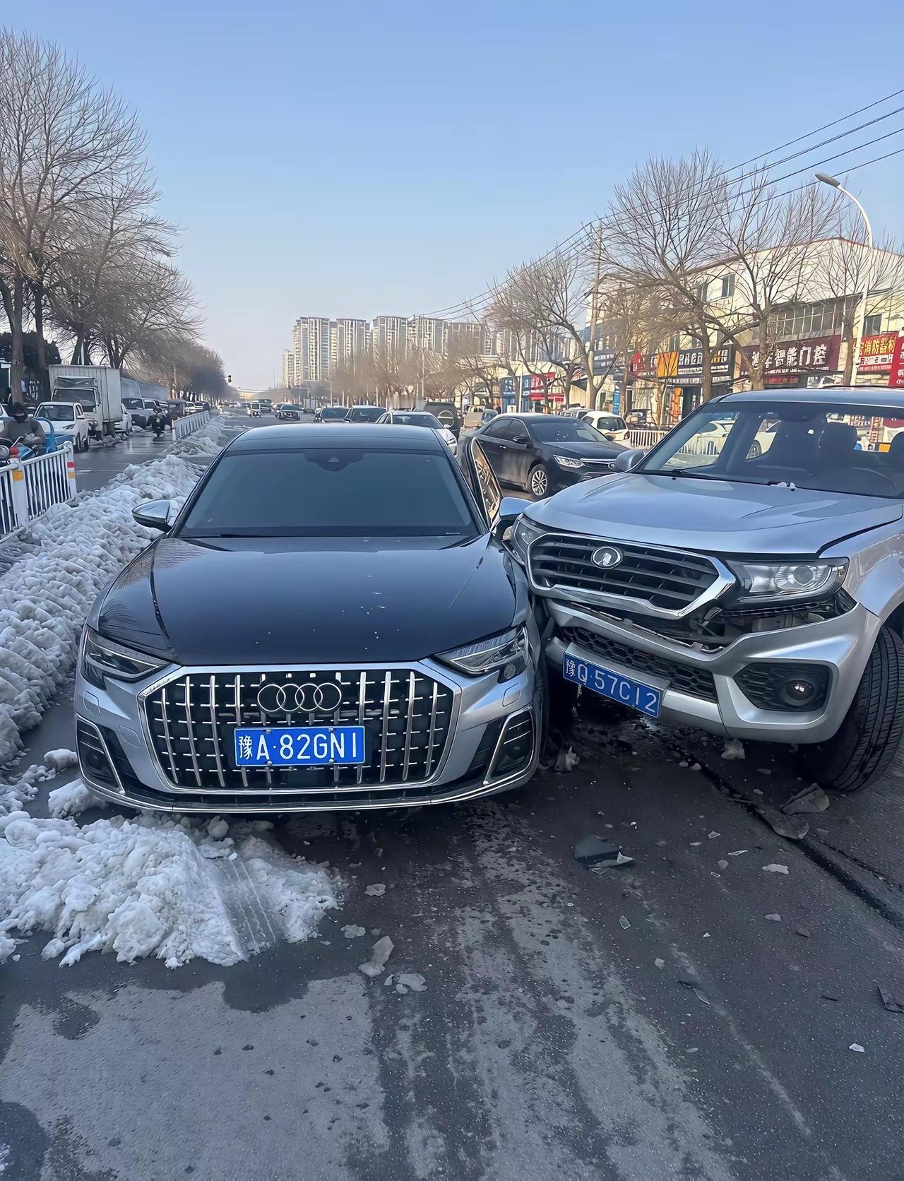 这到底是说心碎了一地还是大灯碎了一地呢。 