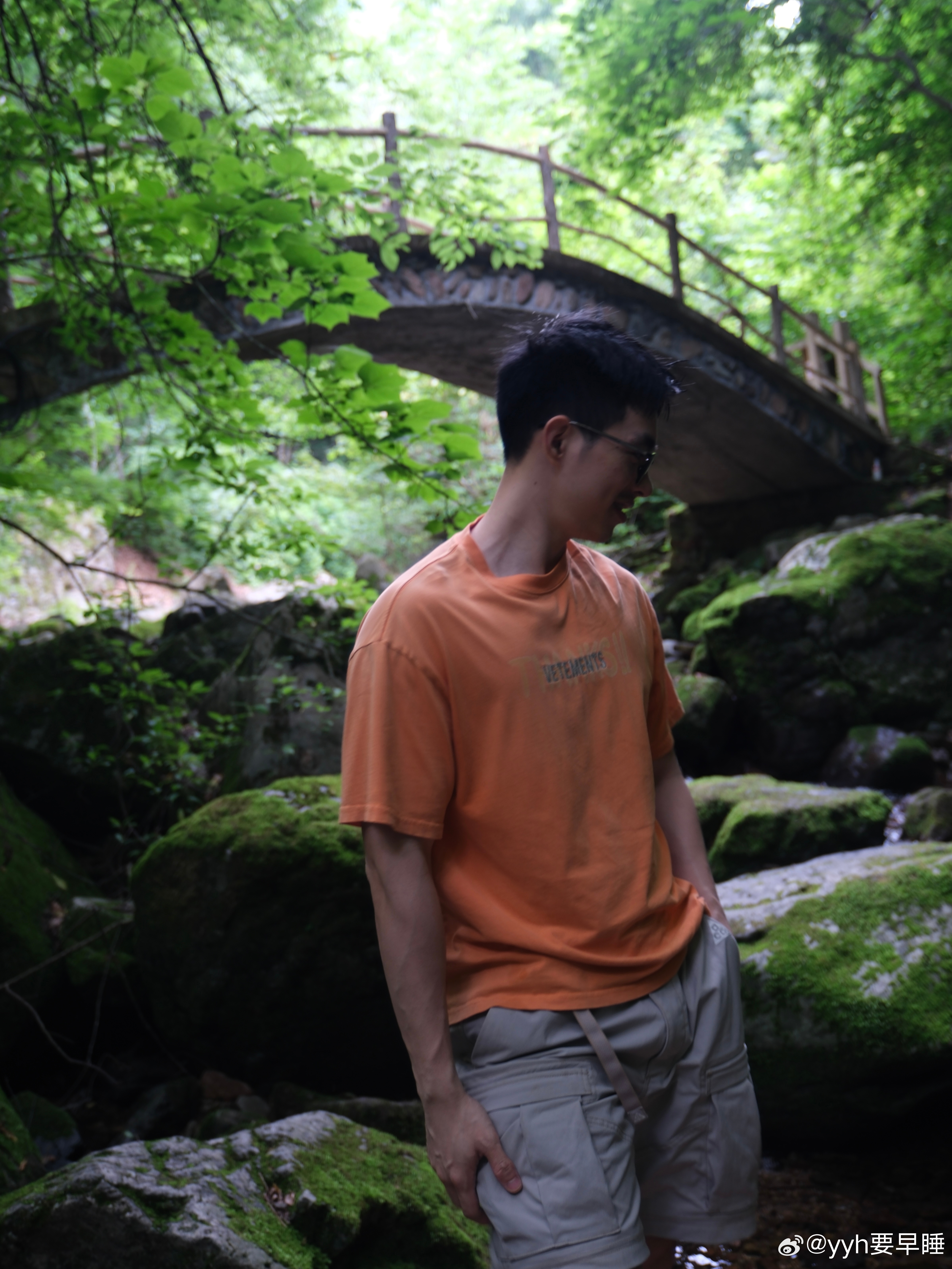 一个线下的活儿找我，媒介说客户在我和另外一个博主之间纠结，我说纠结啥，选我。接着