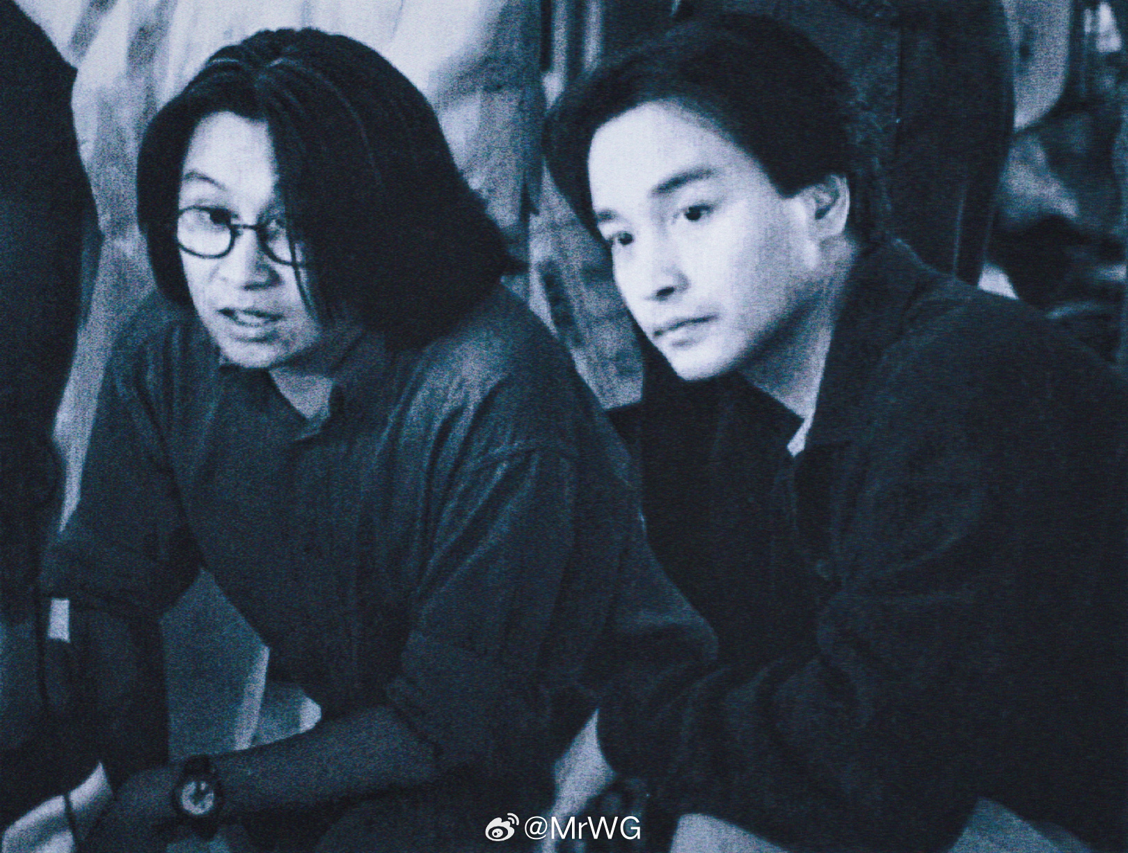 张国荣搭乘花絮去幕后 认真工作的样子，最帅——张国荣张国荣 和陈可辛导演摄于【金