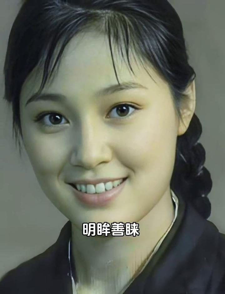 九十年代，她被誉为倾城佳人，比张曼玉更撩人心弦，比陈红更纯净如莲。明眸善睐，笑靥